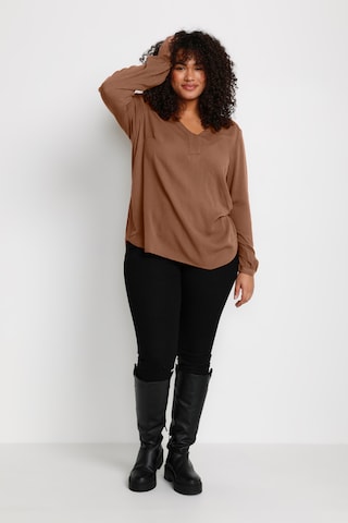 KAFFE CURVE Bluse 'Ami' i brun