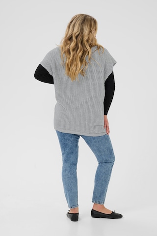 KAFFE CURVE Cape 'Rosa' in Grau