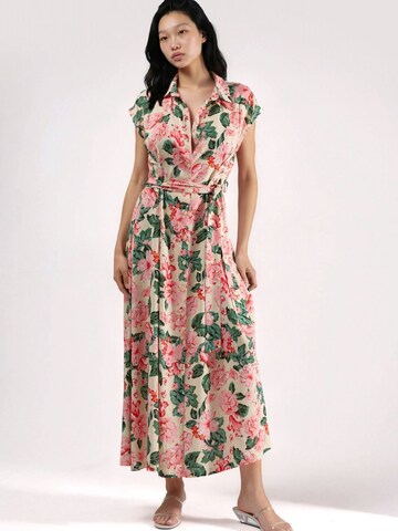 Hiccup - Vestidos camiseiros em bege: frente