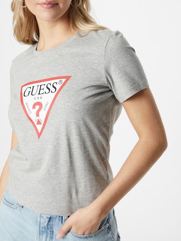 Maglietta di GUESS in grigio