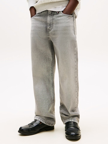 TOMMY HILFIGER Loose fit Jeans in Grey: front