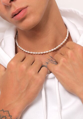 KUZZOI Necklace in White: front