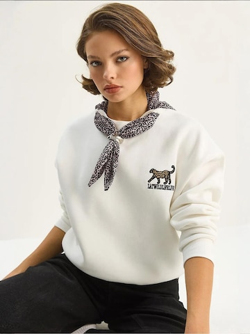 Bianco Lucci Sweatshirt in White: front