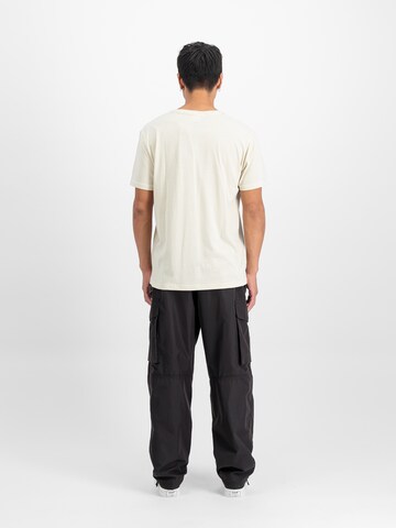 ALPHA INDUSTRIES Футболка в Белый