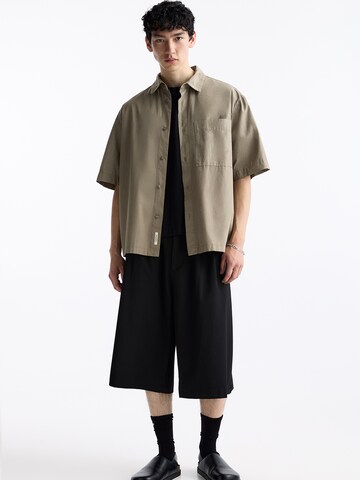 Pull&Bear Široký strih Plisované nohavice - Čierna