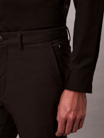 Calvin KleinSlimfit Hlače - crna boja