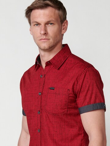 Coupe regular Chemise KOROSHI en rouge