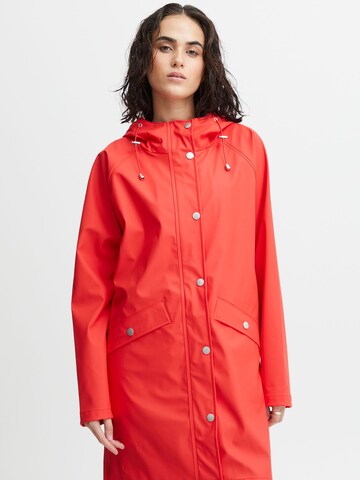 Manteau fonctionnel 'IHTAZI JA ' ICHI en rouge