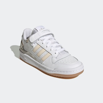 ADIDAS ORIGINALS Ниски маратонки 'Forum Low' в бяло