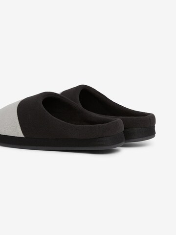 TOMMY HILFIGER Slippers in Black