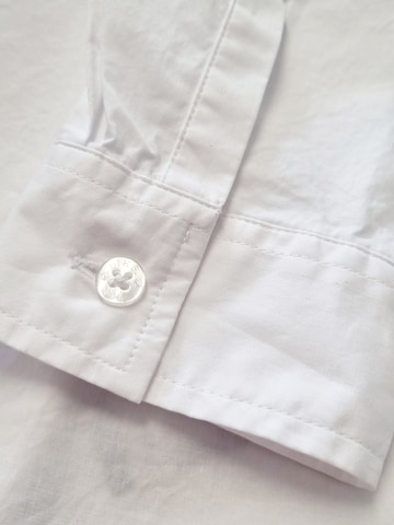 Camicia da donna 'Bluse mit Knopfleiste und Schriftzug im RT' di LIKS. Munich in bianco