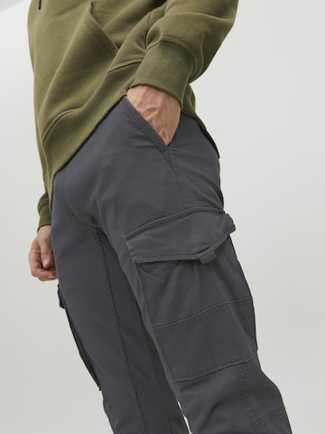 Effilé Pantalon cargo 'JJIPaul JJFlake' JACK & JONES en gris