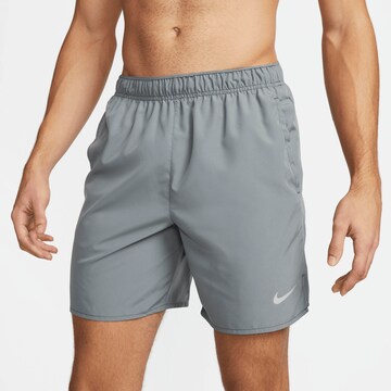 NIKE Regular Sportshorts in Grau