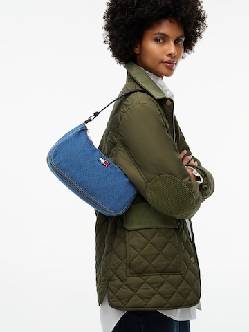 Tommy Jeans - Bolso de hombro 'ESS' en azul: lado