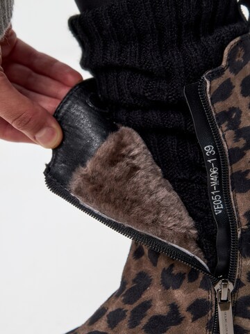 CESARE GASPARI Chelsea boots in Bruin