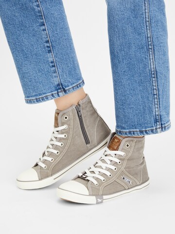 Sneaker alta di MUSTANG in grigio: frontale