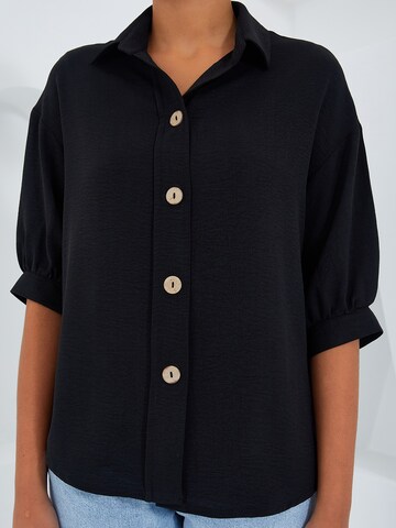 melns Bigdart Blūze