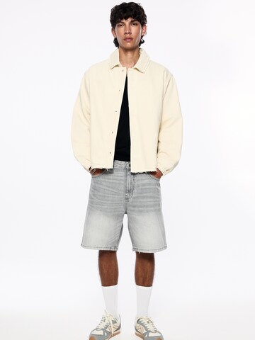 Pull&Bear Regular Shorts in Grau