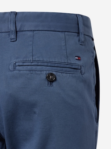 TOMMY HILFIGERregular Chino hlače 'DENTON' - plava boja