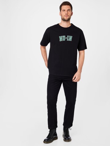 Tricou de la NU-IN pe negru