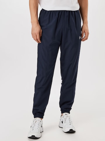 Tapered Pantaloni sportivi di NIKE in blu: frontale