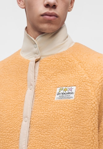 Veste en polaire 'Holiday Service' On Vacation en orange : devant