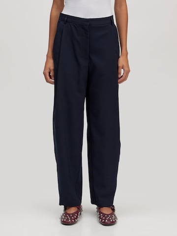 Loosefit Pantalon à pince 'Gleni' EDITED en bleu : devant