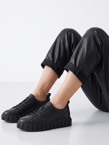 VENEZIA Sneakers in Black