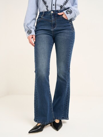 Camomilla Italia Flared Jeans 'Cindy' in Blue: front