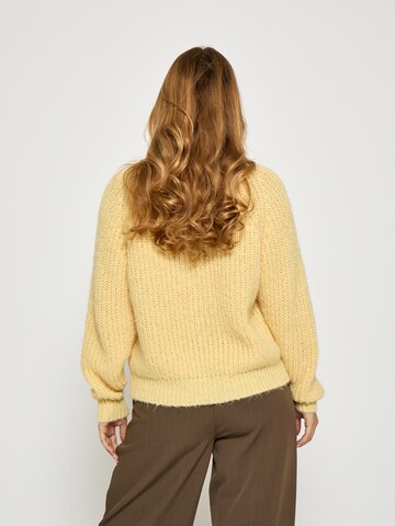 Peppercorn Neuletakki 'Mabelle' värissä keltainen