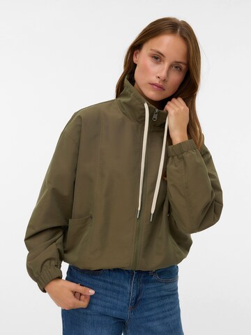 VERO MODA - Chaqueta de entretiempo 'VMDORA' en verde: frente