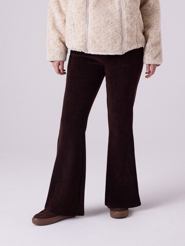 Next Flared Broek in Bruin: voorkant