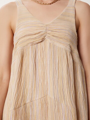 Rochie de vară de la Happiness İstanbul pe bej