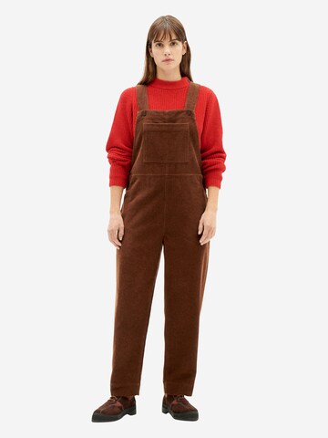 Loosefit Pantaloni con pettorina 'LUZ' di Thinking MU in marrone