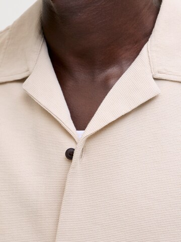 JACK & JONES Классический крой Рубашка 'JJGLOBAL' в Бежевый