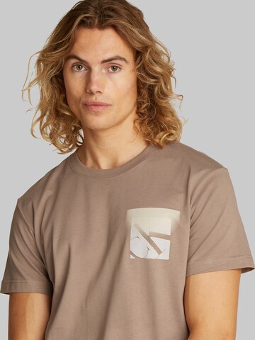Calvin Klein Jeans Футболка в Серый