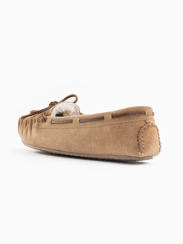 Minnetonka - Pantufa 'Cally' em castanho