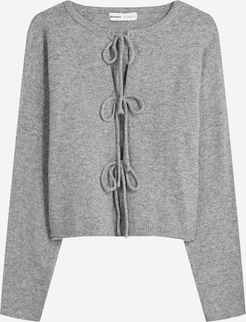 Geacă tricotată de la Bershka pe gri: față