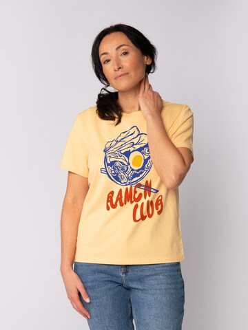 Watapparel Shirt 'Ramen Club' in Geel: voorkant