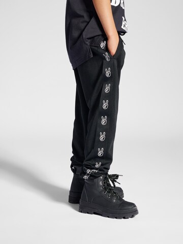 SOMETIME SOON Tapered Broek in Zwart: voorkant