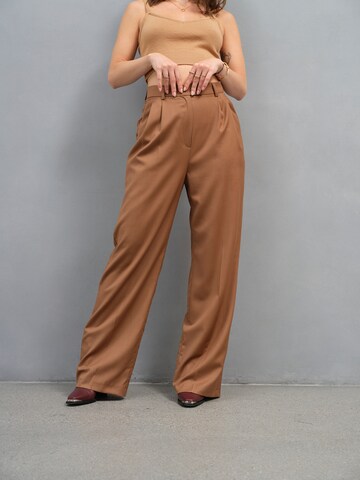 A LOT LESS Wide leg Pleated Pants 'Mila' in Brown