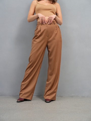 A LOT LESS Pleated Pants 'Mila' in Brown