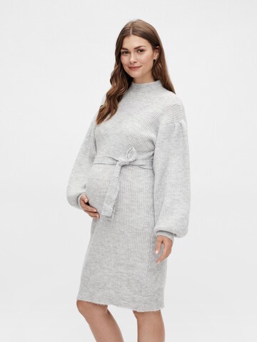 MAMALICIOUS Stickad klänning 'Lilli' i grå: framsida