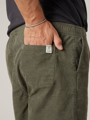 Loosefit Pantalon chino 'Raulo' Deeluxe en vert