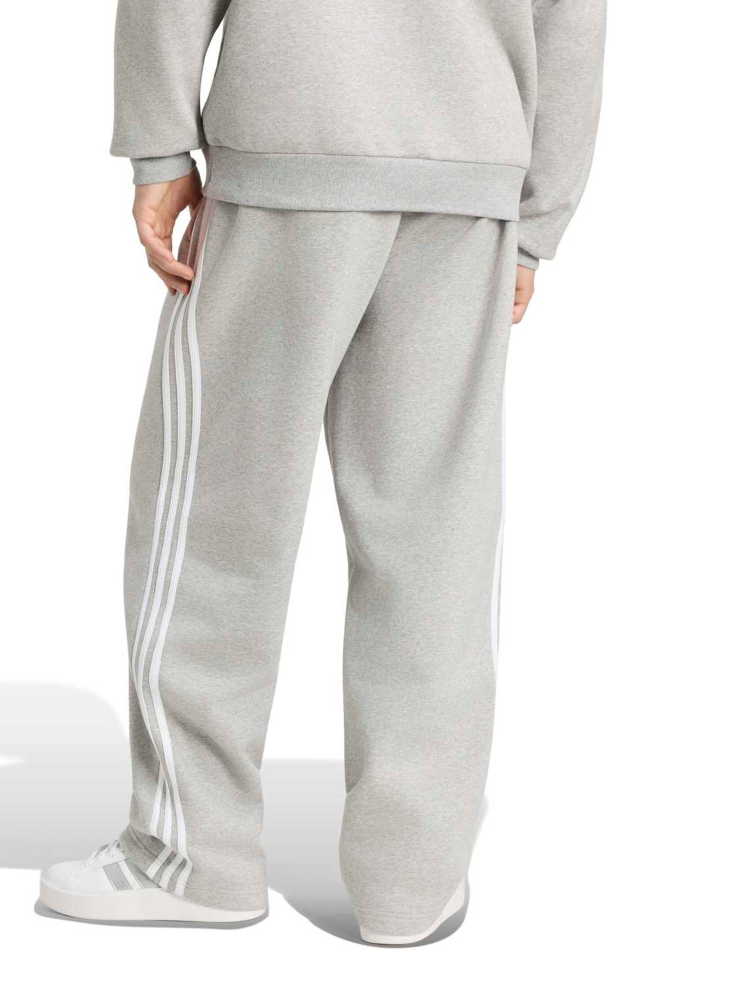 Loosefit Pantaloni sportivi di ADIDAS SPORTSWEAR in grigio