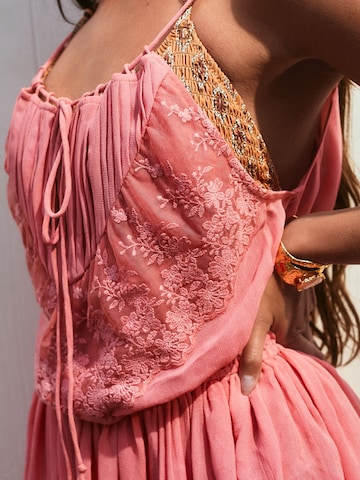 Rochie de la Next pe roz