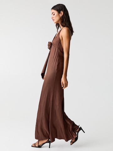 Rochie de la Pull&Bear pe maro