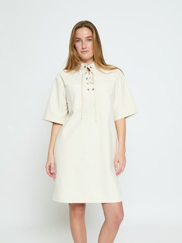 Rochie 'Naddie' de la Peppercorn pe alb: față