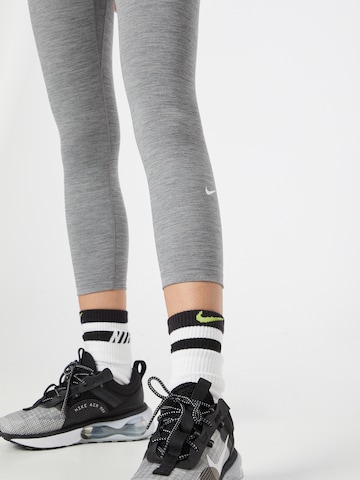 NIKE Skinny Športové nohavice - Sivá