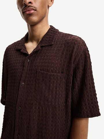 Fit confort Chemise Bershka en marron
